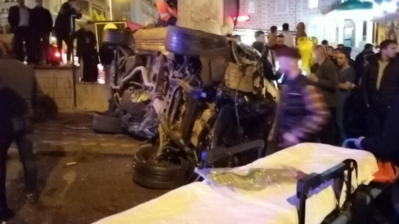 Manisa'da Porsche marka lüks araç kaldırıma çarparak yan yattı