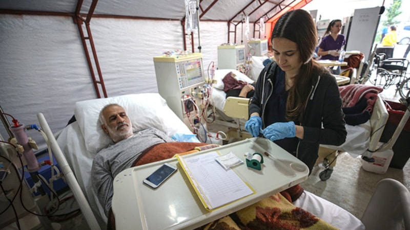 Hatay'da ağır hasarlı iki binadan çıkarılan cihazlarla diyaliz merkezi kuruldu