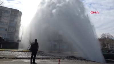 Trabzon'da patlayan su borusu ortalığı savaş alanına çevirdi