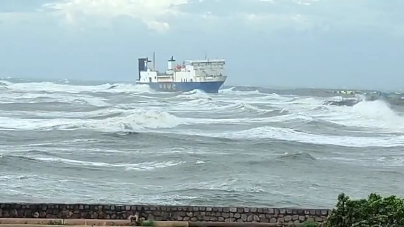 İskenderun'da fırtına 10 yıldır park alanında bekleyen gemiyi karaya oturttu