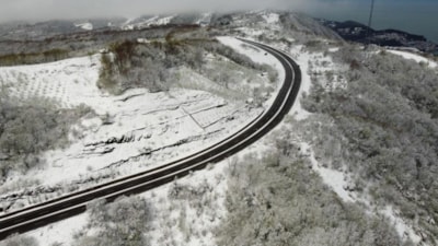 Karadeniz sahil yolu beyaz örtü ile kaplandı