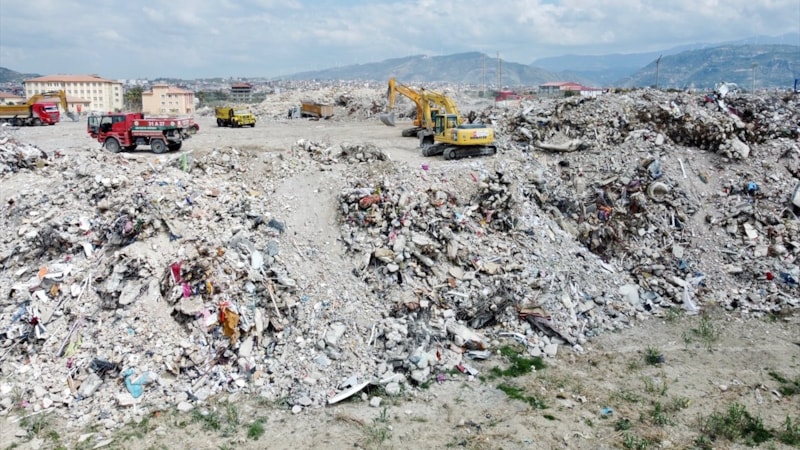 Samandağ'da binaların toplandığı enkaz alanı dağ gibi yükseldi