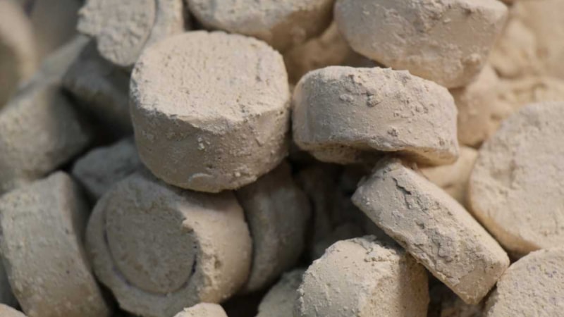 Bu taşı duşta vücuduna süren derman buluyor! Değdiği anda etkili...