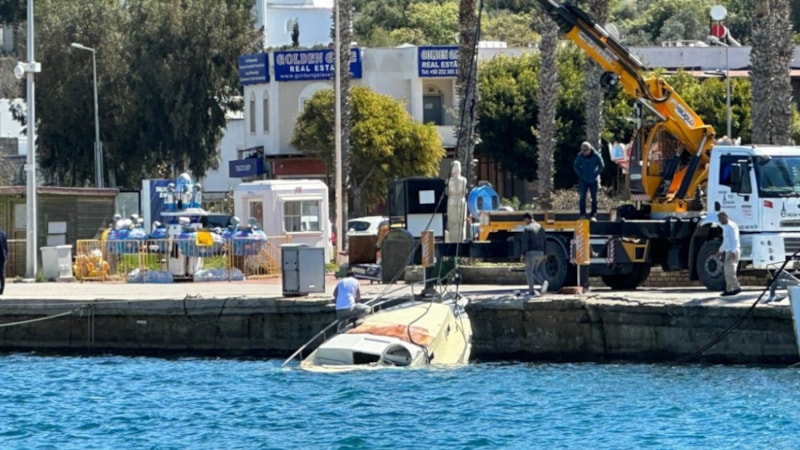 Muğla'da çıkan fırtınada batan motoryat vinçle çıkarıldı