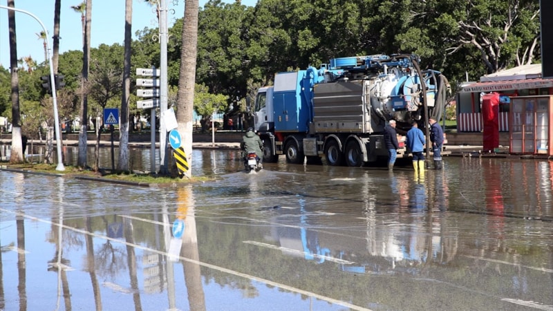 İskenderun'u göle çeviren yağmur sularının bir kısmı çekildi