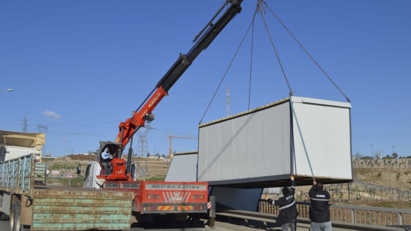 Adıyaman'da tırdan düşen konteynerler yolu kapattı