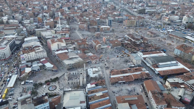 Malatya'da enkaz kaldırma çalışmaları sürüyor