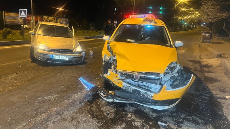 Nevşehir’de taksi ile otomobil çarpıştı: 3 yaralı