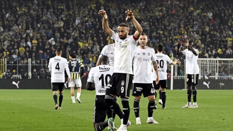 Derbide 10 kişi kalan Beşiktaş, geriye düştüğü maçta Fenerbahçe'yi yendi
