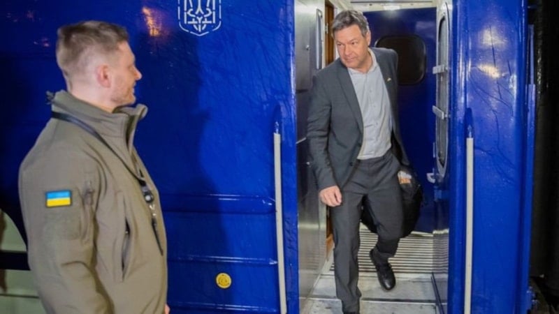 Almanya Ekonomi ve İklimi Koruma Bakanı Habeck, Ukrayna'ya gitti