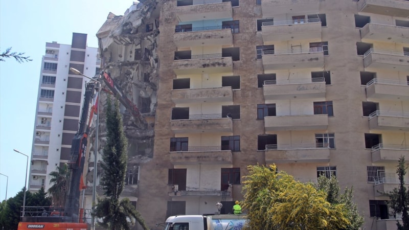 Mersin'de deprem nedeniyle 8 katlı bina hasar gördü! Kontrollü olarak yıkımına başlandı