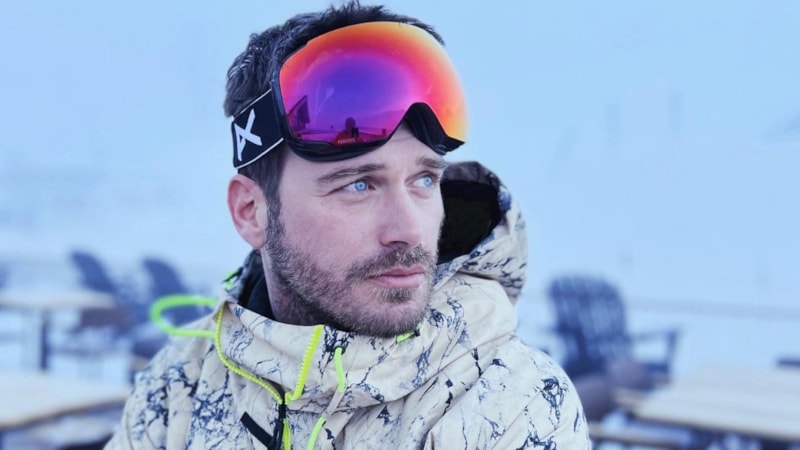 Kıvanç Tatlıtuğ'dan öpüşme sahneleriyle ilgili iddialara cevap! 'Evde de, sette de keyifler çok yerinde'