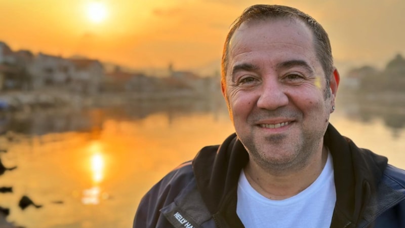 Ata Demirer asansör pozlarını tiye aldı! 'Narsist kız pozumuzla güne başlıyoruz..'