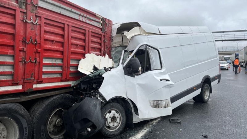 Büyükçekmece'de otomobil, arızalanan tıra arkadan çarptı: 1 yaralı