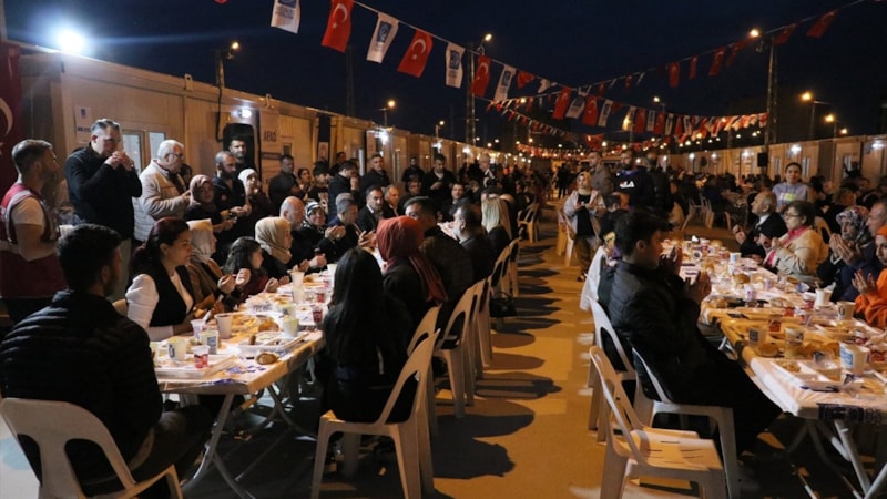 Hilmi Türkmen, Üsküdar Konteyner Kent'te depremzedelerle iftar yaptı