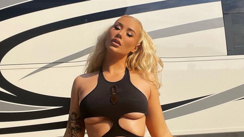 Iggy Azalea,küçük bikinisiyle poz verdi
