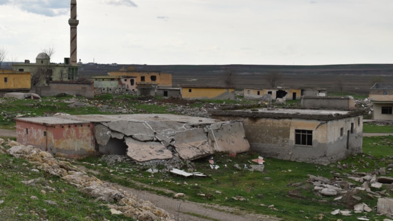 Batman'da baraj suyu çekildi! Vatandaşlar sular altında kalan evlerini gezdi