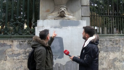 Galatasaray Lisesi kapısındaki 'ikiz yılan heykellerinden biri kayıp' iddiası