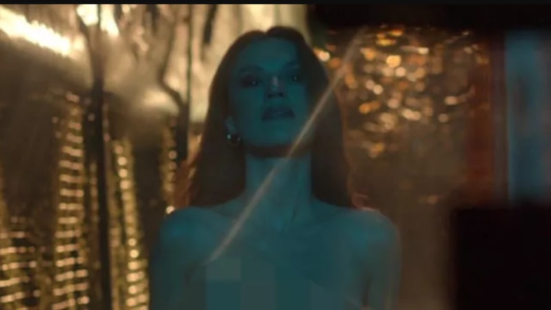 Yüsra Geyik soyundu