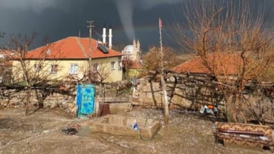 Aksaray’da fırtınada minarenin devrilme anı kamerada