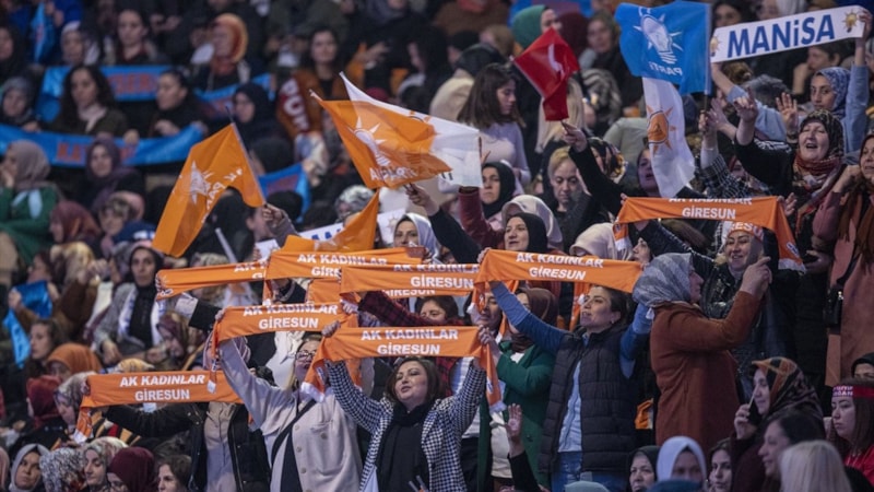 AK Parti’nin aday tanıtım toplantısına yoğun katılım