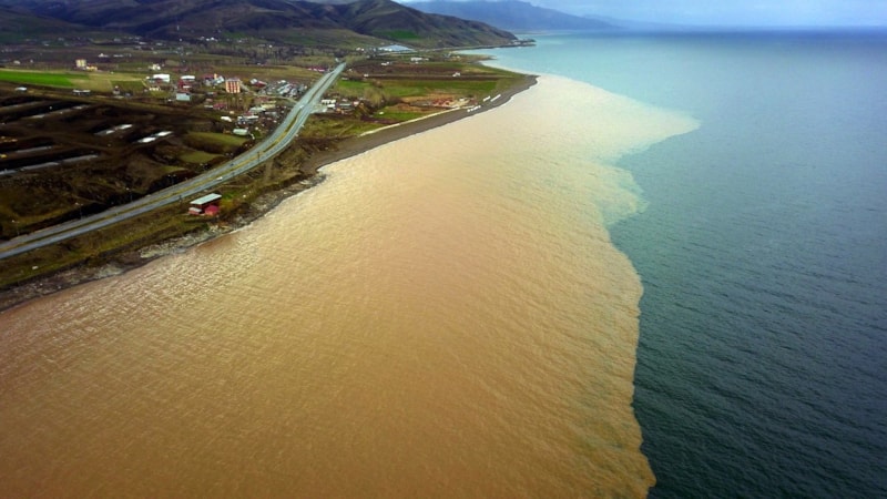 Sel suları Van Gölü'nü kahverengiye boyadı