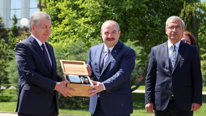 Togg Özbekistan'da!  Cumhurbaşkanı Mirziyoyev Togg'u teslim aldı