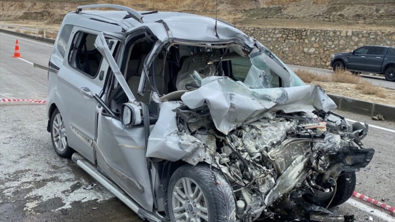 Van'da kamyona arkadan çarpan aracın sürüsü yaşamını yitirdi