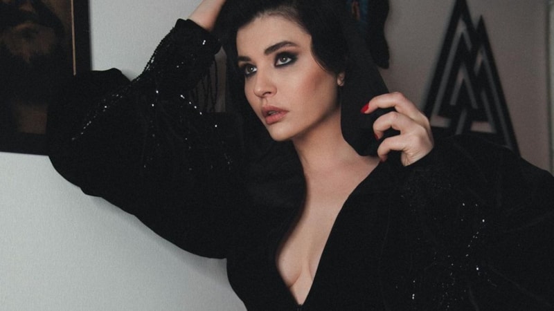 Gonca Vuslateri, dekolteli pozlarını yayınladı