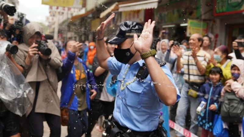 Hong Kong'da polise su sıkan 2 kişi gözaltına alındı