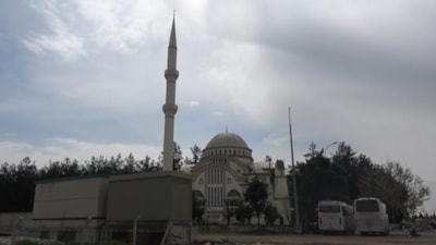 Kahramanmaraş'ta depremde hasar alan cami dikkat çekti: İki minareden biri yıkıldı