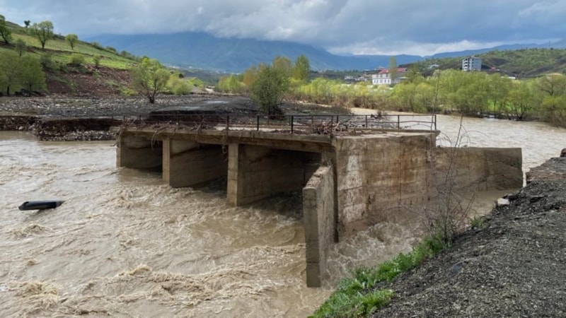 Hakkari'de sağanak yağış nedeniyle köprüler yıkıldı