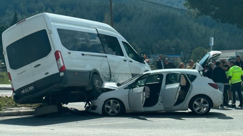 Muğla Ula'da ilginç kaza: Otomobil minibüsün altına girdi