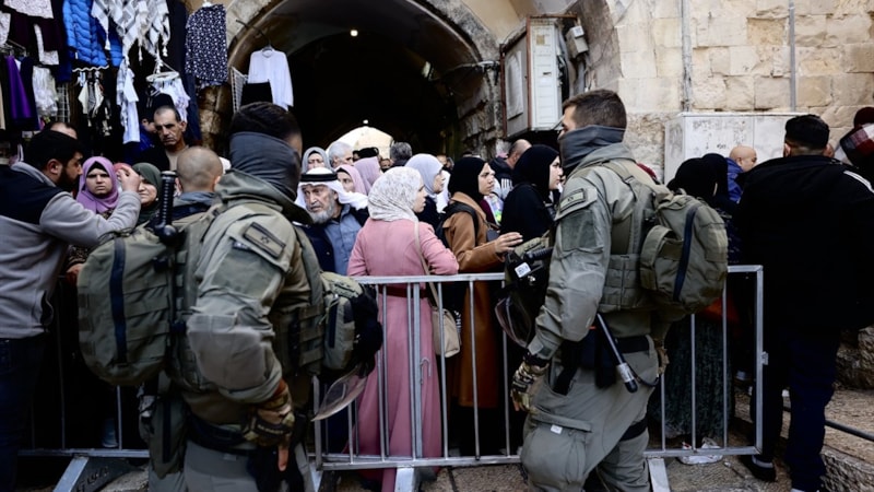 Mescid-i Aksa'da Ramazan ayının son cuma namazı telaşı yaşandı