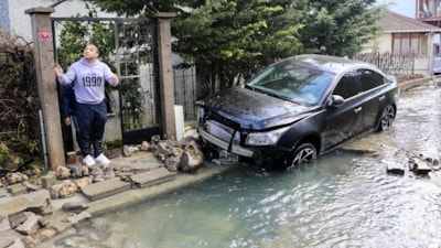 Trabzon'da patlayan su borusu yolu çökertti