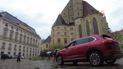 Mevlüt Çavuşoğlu yerli otomobil Togg'la Viyana sokaklarında tur attı