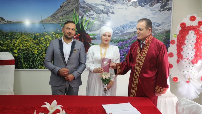Adıyamanlı depremzede çift Hakkari'de evlendi