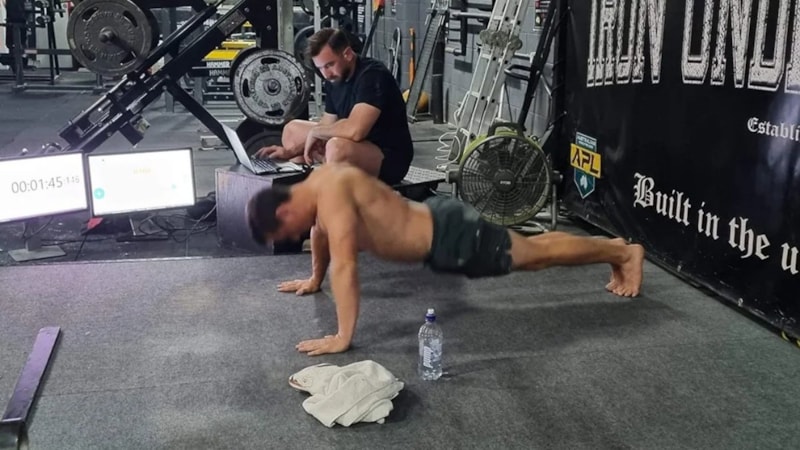 Avustralyalı Lucas Helmke'den dünya rekoru: 1 saatte 3 bin 206 şınav çekti