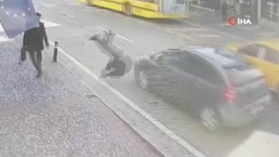 Bursa'da alt geçit kullanmaya öğrenciye araç çarptı