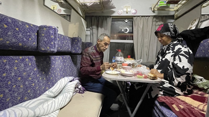 Trende konaklayan Hataylı depremzedelerin buruk ramazanı