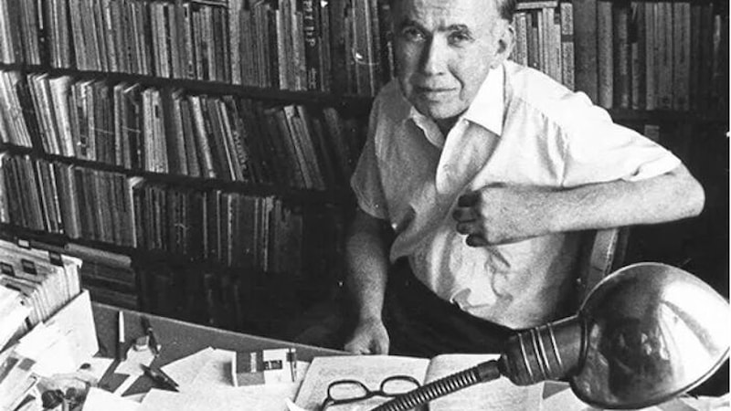 Hiçbir şiir akımına katılmayarak, bağımsız kalmayı seçen, ilham kaynağı olan Behçet Necatigil, 107 yaşında