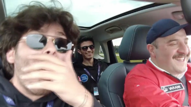 Bakan Varank, içinde gençlerin olduğu Togg ile drift attı