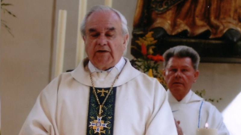 Almanya'da liyakat nişanı verilen rahibin evinde, çocuk istismarı içeren fotoğraflar bulundu