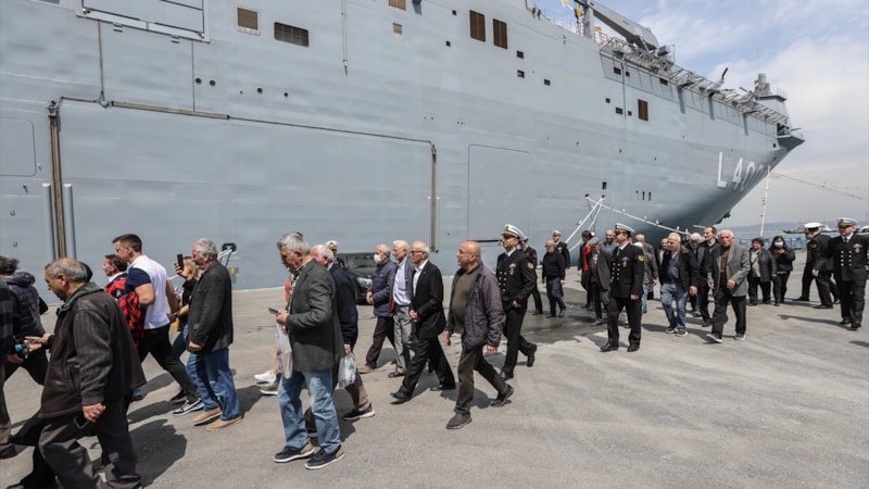 İstanbul'da ziyarete açılan TCG Anadolu gemisine ziyaretçi akını