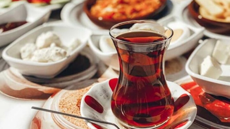 'Harareti alır' denilerek içiliyor! Sahurda çay içmek zararlı mı? İşte az bilinen zararları...