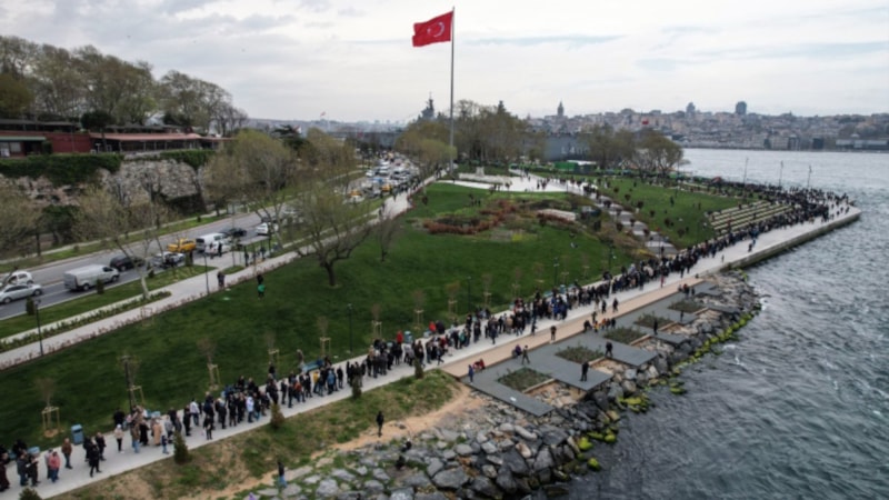 TCG Anadolu önünde kuyruk 2 kilometreyi aştı