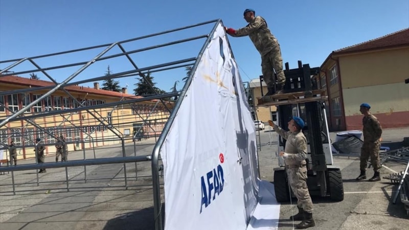 Mehmetçik depremin vurduğu Malatya'da 14 çadır derslik kurdu