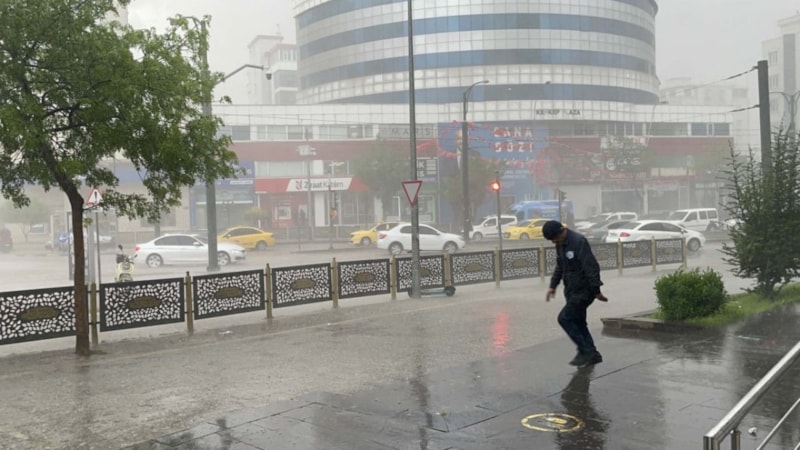 Gaziantep'te sağanak yağış sonrası yollarda su birikti