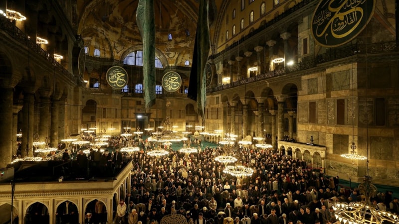 Ayasofya-i Kebir Camii bayram hazırlıkları! Cuma günü saat 04.00'e kadar ibadete ara verilecek