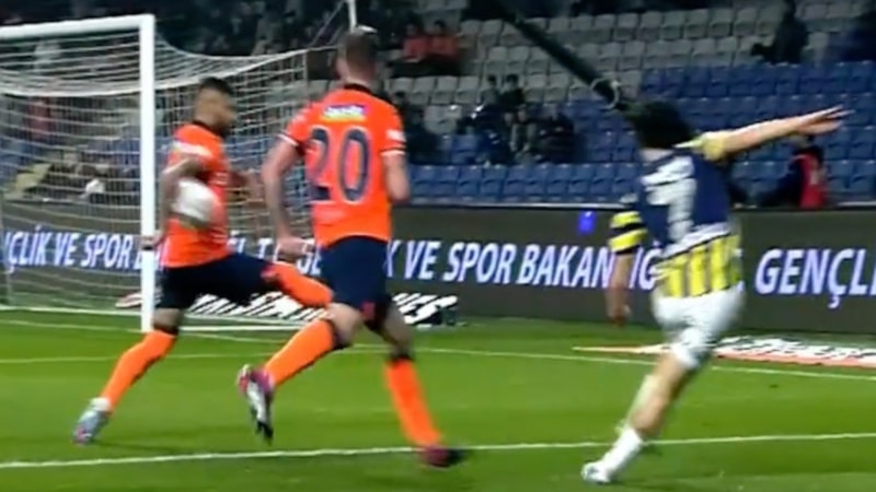 Fenerbahçe'nin Başakşehir karşısında penaltı beklediği pozisyon
